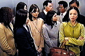 小 慧 一 入 即 發 現 眾 人 在 竊 竊 私 語 。