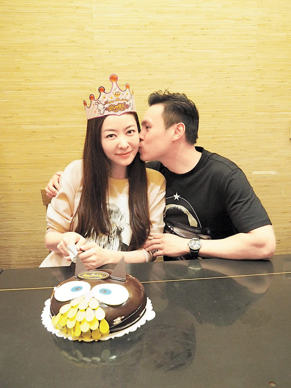 ■熊黛林生日，另一半即吻她及切蛋糕慶祝。