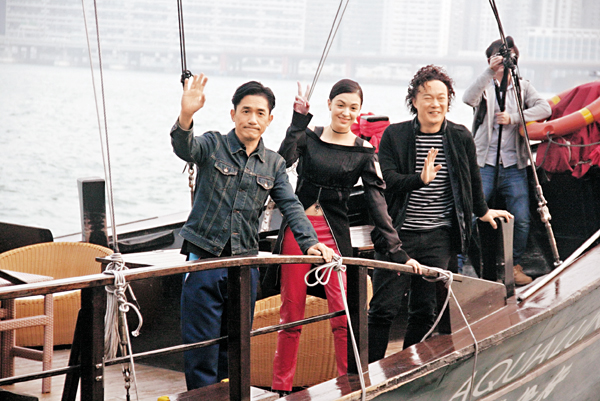 ■左起：梁朝偉、張榕容和陳奕迅搭船出海與市民見面。