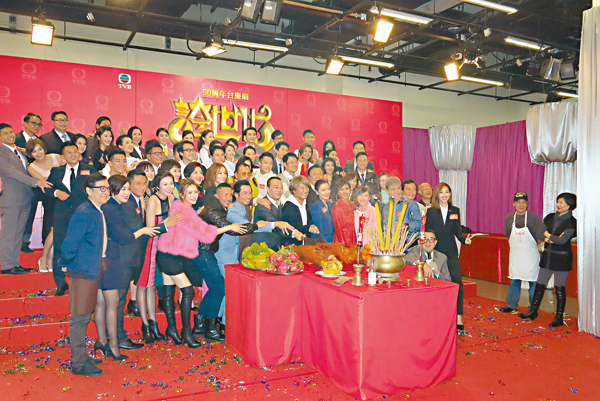 ■無綫為慶祝50周年,即將開拍台慶劇《誇世代》,高層曾勵珍、監製陳維冠率領60多位演員出席記者會 ,此劇卡士有睇頭,有視帝視后級演員坐鎮,包括歐陽震華、陳豪、田蕊妮、邵美琪、張繼聰、李佳芯、麥明詩等。