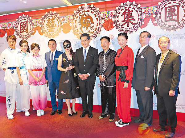■商務及經濟發展局局長蘇錦樑(右五)昨晚出席冼國林(右四)的集團晚宴;右三為陳嘉桓。