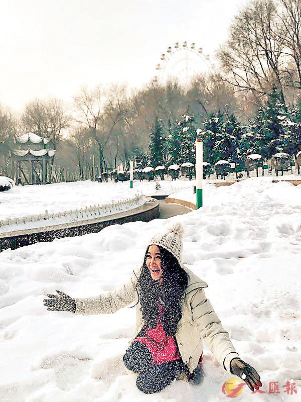 ■溫碧霞忍不住出去玩雪賞雪景。